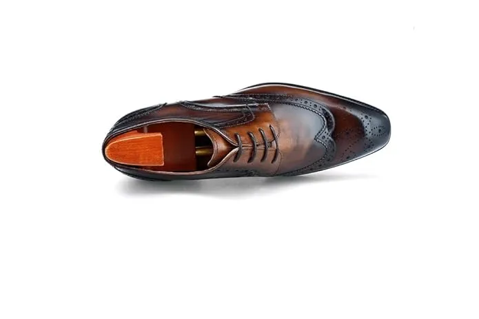 Elegant Brown Leather Wingtip Oxford Shoes with Wooden Shoe Trees For Men